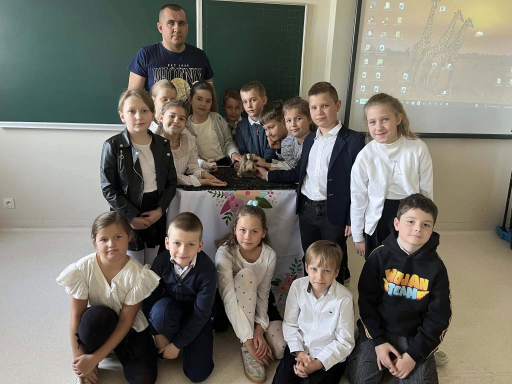 Lekcja przyrody z królikami w 1A Zakroczym